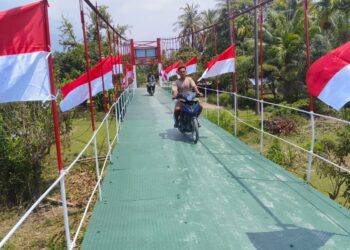 Satgas Gulbencal Kodam I/BB Rampungkan Perehaban Jembatan Gantung Penghubung Desa Ladang Tengah, Kecamatan Andam Dewi