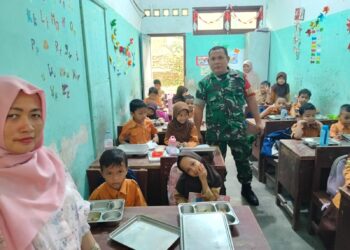 Babinsa Koramil 0201-02/MT Dampingi Penyaluran Program Makan Sehat Bergizi di Pulo Brayan Bengkel