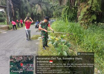 Tunjukkan Semangat Gotong royong, Babinsa Dan Warga Bersihkan Lingkungan Desa