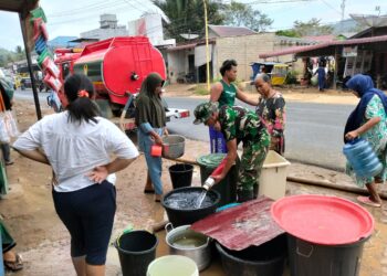 Satgas Gulbencal Kodam I/BB Terus Salurkan Air Bersih bagi Warga Terdampak Bencana di Tapanuli Tengah