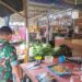 Jelang Ramadhan, Babinsa Cek Harga Sembako di Pasar