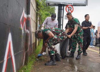Wujudkan Banten ASRI,400 Prajurit Korem 064/MY Bersihkan Kota Serang