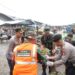 Seragam Tak Jadi Penghalang, Dandim 0506/Tgr dan Kapolres Bersihkan Pasar Babakan