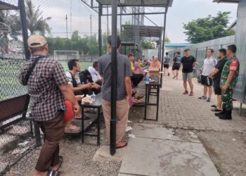 BABINSA KELURAHAN HELVETIA MELAKSANAKAN KOMSOS DENGAN TOKOH MASYARAKAT WILAYAH BINAAN