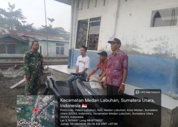 Sinergitas Bersama Perangkat Kelurahan. Babinsa Kelurahan Indah Tertibkan Spanduk Liar.
