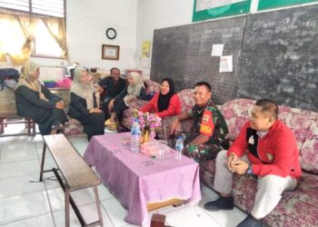 Babinsa melaksanakan komsos di sekolah bersama guru