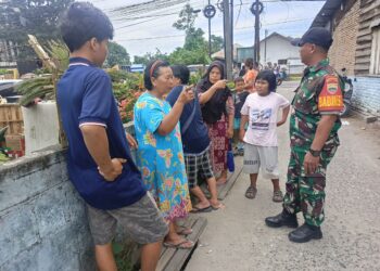 Serma Safrizal Babinsa Koramil 0201-06/MS Komsos Dengan Ibu-ibu Di Wilayah Binaan