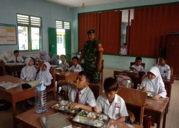 Babinsa Koramil 0201-02/MT Dampingi Distribusi Makan Sehat Bergizi dari BGN di Medan Timur