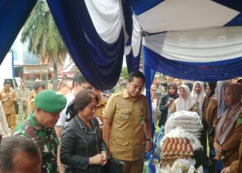 Babinsa Koramil 0201-04/MK Sertu Warsino memonitor kegiatan Pasar murah dalam rangka menyambut Tahun Baru Imlek Thn 2577 Thn 2026