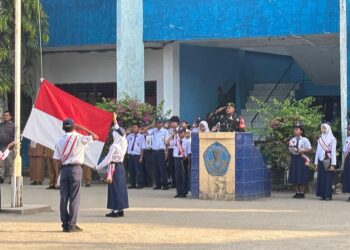 BABINSA KORAMIL 0201-03/MD JADI PEMBINA UPACARA BENDERA DI SMP NEGERI 29 MEDAN, AJAK SISWA JAUHI TAWURAN DAN OBAT TERLARANG