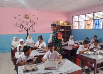 Babinsa Kodim 0209/Labuhanbatu Dampingi Program Makan Bergizi Gratis di Rantau Utara