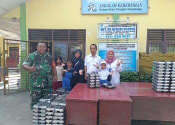 BABINSA KORAMIL 0201-06/MS MENDAMPINGI TIM SSPG DALAM PENDISTRIBUSIAN PROGRAM MBG DI SEKOLAH SDN 060915