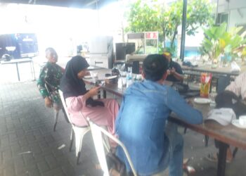 BABINSA KORAMIL 0201- 06/MS MELAKSANAKAN KOMSOS DENGAN MASYARAKAT WILAYAH BINAAN