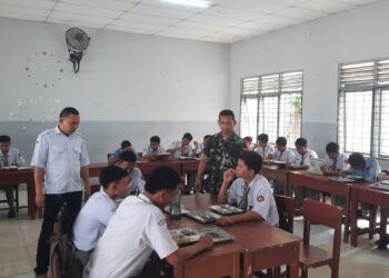 Babinsa Koramil 0201-02/MT Dampingi Pendistribusian Makan Bergizi Gratis bagi Ribuan Pelajar di Pandau Hilir