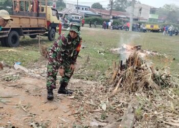 BABINSA KORAMIL 0201-12/HP SERMA INDRA S SINULINGGA HADIR DI TENGAH MASYARAKAT MELAKSANAKAN GOTONG ROYONG