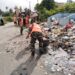 Meski Dibalur Kotoran dan Aroma Bau, Satgas Kodim 0510/Trs Tetap Perangi Sampah