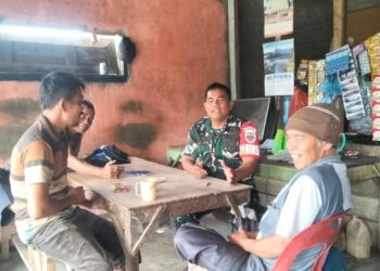 Hari Minggu, Tapi Babinsa Ini Pilih Duduk di Warung Desa—Obrolan Sederhana yang Menguatkan Warga Boangmanalu