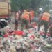 Ciptakan Hidup Sehat,Satgas Sampah Koramil 10/Sepatan Kodim 0510/Trs Bersihkan Sampah di Jalan Raya Mauk