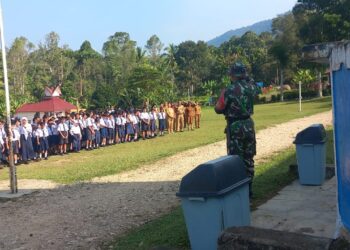 Sambut Ramadan 1447 H, Babinsa dan Ratusan Siswa SMPN 1 Siempat Nempu Hilir Bersihkan Akses Sekolah