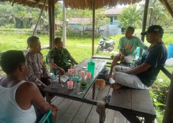 Komsos Dengan Warga, Babinsa Koramil 14/PB juga Rutin Pantau Wilayah Binaan