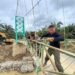 Satgas Yonzipur 10 Kostrad Renovasi Jembatan Gantung di Aceh Tamiang
