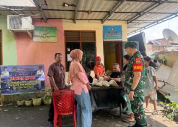 Babinsa Koramil 0201-02/MT Monitor Pasar Murah di Kelurahan Gaharu untuk Bantu Warga