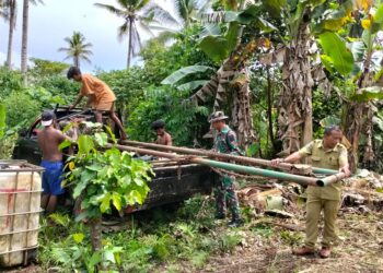 Personel TMMD Ke-127 Kodim 1514/Morotai Pasang Mesin Bor Air di Desa Falila