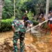 Banjir di Panggul Trenggalek, TNI dan Warga Gotong Royong Bersihkan Lumpur