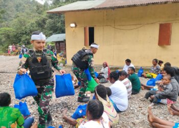 SATGAS YONIF 301/PKS GELAR BAKTI SOSIAL DI PEDALAMAN PAPUA TENGAH
