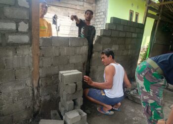 Personel Satgas TMMD Ke-127 Kodim 1514/Morotai Laksanakan Penyusunan Batu Bata RTLH di Desa Mandiri