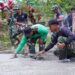 Tetap Semangat Percepat Pengecoran Rabat Jalan, Anggota Satgas TMMD Ke 127 Kodim 0808/Blitar Di Bulan Puasa