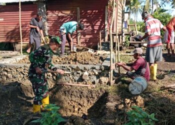 Personel Satgas TMMD Ke-127 Kodim 1514/Morotai Lanjutkan Pembangunan MCK di Desa Dehegila