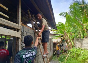 Personel TMMD Ke-127 Kodim 1514/Morotai Kerjakan Plester Dinding dan Pasang Triplek RTLH di Desa Mandiri