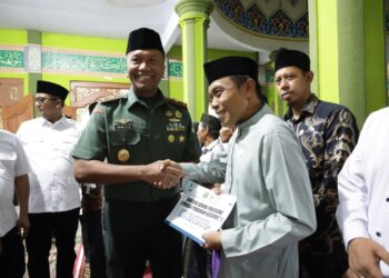 Safari Ramadan di Pandeglang, Gubernur Banten dan Danrem Bagikan Sembako hingga Alat Bantu Jalan