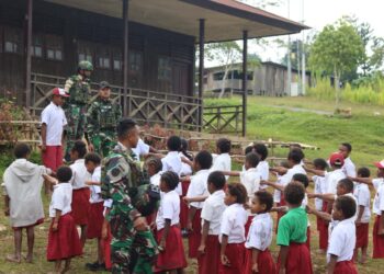 TNI Hadir Untuk Pendidikan Perbatasan, Pos Okpol Satgas Swasembada Yonif 751/VJS Bagikan Seragam & Perlengkapan Sekolah di SD Okpol