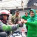 Di Senja Ramadhan,Istri-istri Tentara dari Koramil 03/GP Berbagi Rezeki Ramadhan Lewat Pembagian Tak’jil