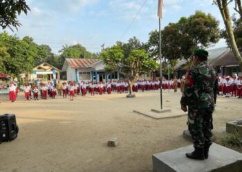 Kodim 0209/Labuhanbatu Tanamkan Disiplin dan Nasionalisme Sejak Dini di SD Negeri 04 Desa Sennah