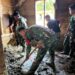 Pasca Banjir Bandang, Babinsa Sigap Bantu Pembersihan Rumah Warga