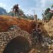 Jaga Akses Vital Desa, Babinsa Peunaron Gotong Royong Perkuat Jembatan Armco