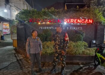 Agar Wilayah Tetap Aman Dan Kondusif Piket Koramil 03/Serengan Melaksanakan Patroli Malam Bersama Linmas