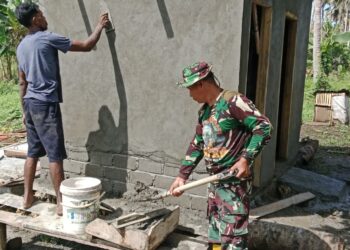 Personel TMMD Ke-127 Kodim 1514/Morotai Bersama Warga Laksanakan Pelesteran MCK di Desa Dehegila