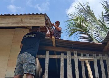 Personel TMMD Ke-127 Kodim 1514/Morotai Lanjutkan Pekerjaan Flur Lantai dan Pemasangan Lisplang RTLH