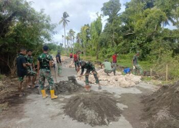 Personel Satgas TMMD Ke-127 Kodim 1514/Morotai Laksanakan Pemasangan Mal dan Pengecoran Drainase di Gotalamo