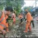 Peluh Bercucuran di Tengah Bulan Ramadhan ,Menambah Semangat Babinsa dan Komduk Mewujudkan Program Satgas Grebek Sampah Kodim 0502/JU