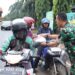 Berbagi di Bulan Suci Ramadhan, Koramil 01/Tgr Bagikan Takjil Kepada Masyarakat