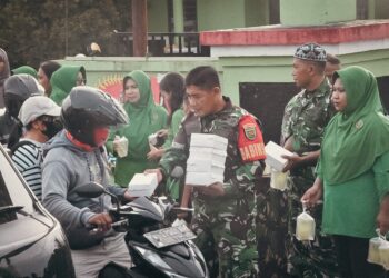 Berbagi Kebahagiaan di Bulan Suci Ramadan, Koramil Kokonao dan Koramil Timika Bagikan Takjil kepada Pengguna Jalan