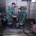 Kebersamaan TMMD Ke 127 Kodim 0808/Blitar, “Anggota Satgas Bantu Warga Memasak Di Dapur