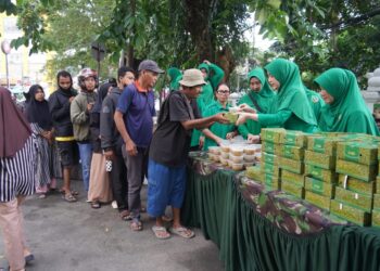 Ramadan Penuh Berkah, Persit Koorcab Rem 064 Bersihkan Fasilitas Umum dan Bagikan Ratusan Takjil