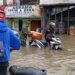 Atasi Kesulitan Rakyat,Anggota Babinsa Koramil Ciledug Bantu Warga Dorong Motor Melintasi Banjir