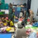 Tak’jil Gratis Koramil 04/Ck Ringankan Beban Warga Pengungsi Banjir di Kel.Rawabuaya